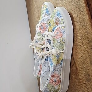 Very G Women's Floral Crochet Casual Fashion Sneakers 8.5 never worn